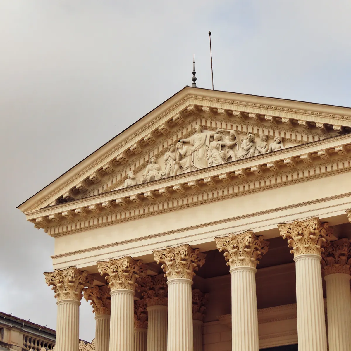 Fachada de un edificio de tribunales con columnas